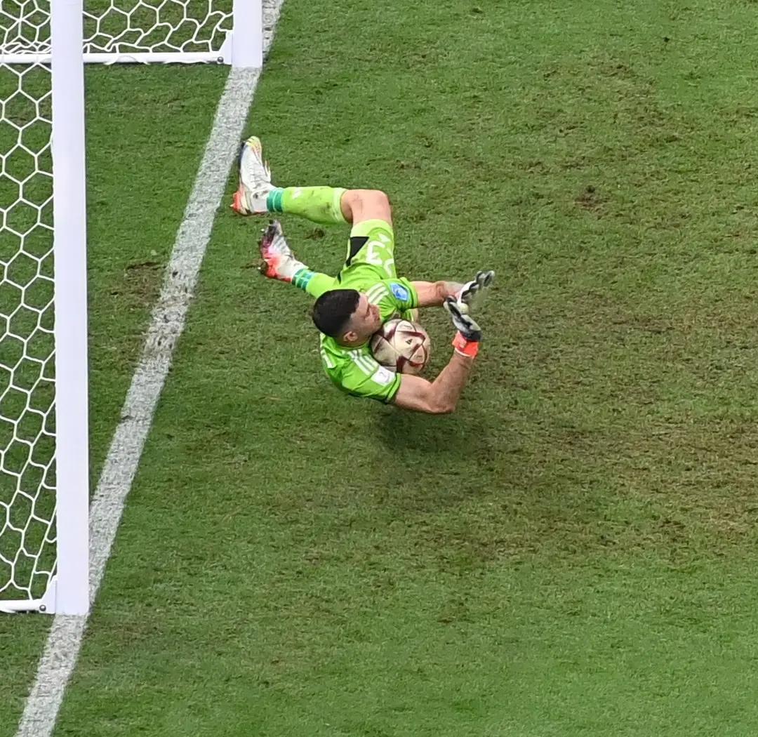 阿根廷队员压哨进球逆转胜利 阿根廷队员压哨进球逆转胜利