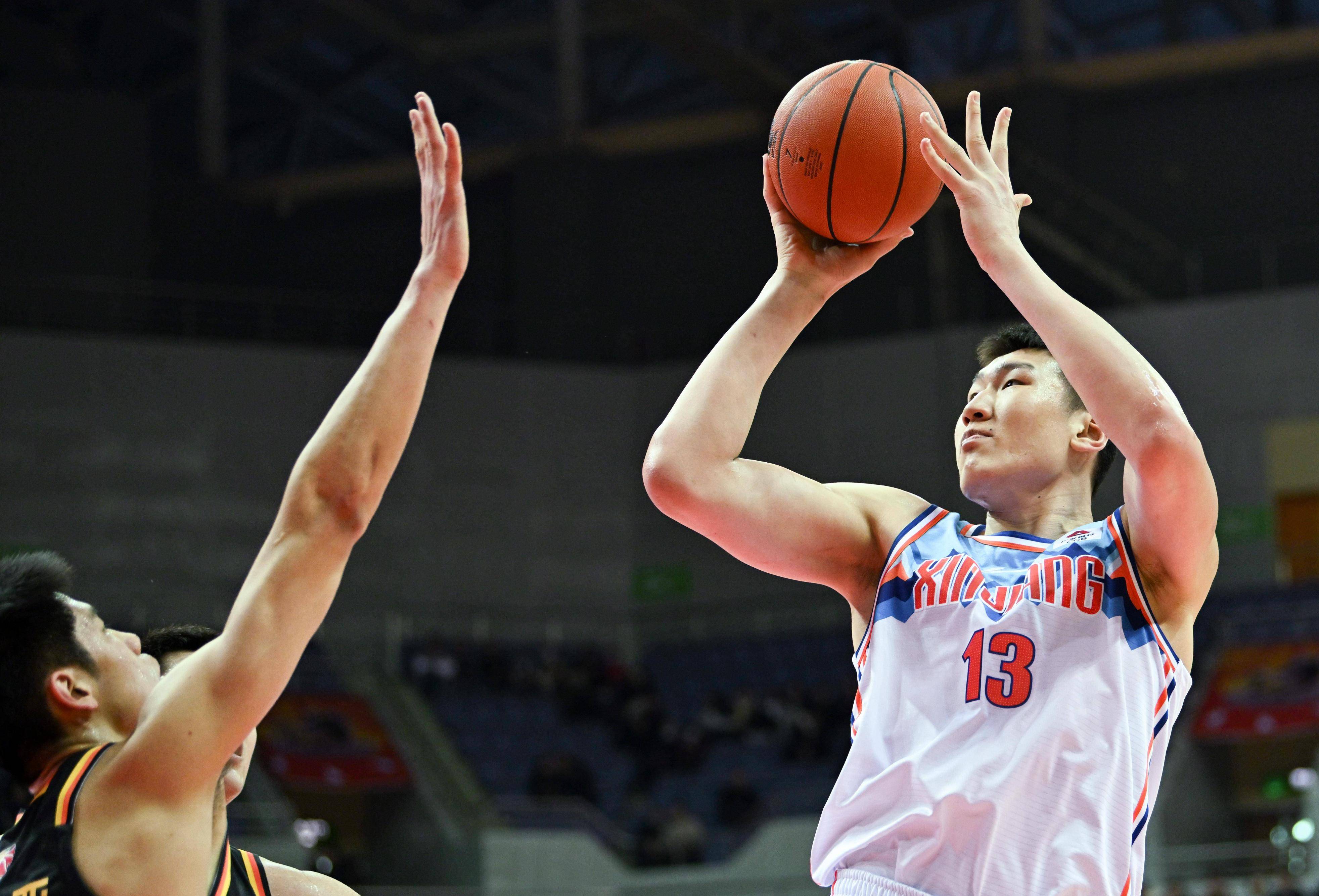 山东男篮在比赛中爆发力量，实现逆袭