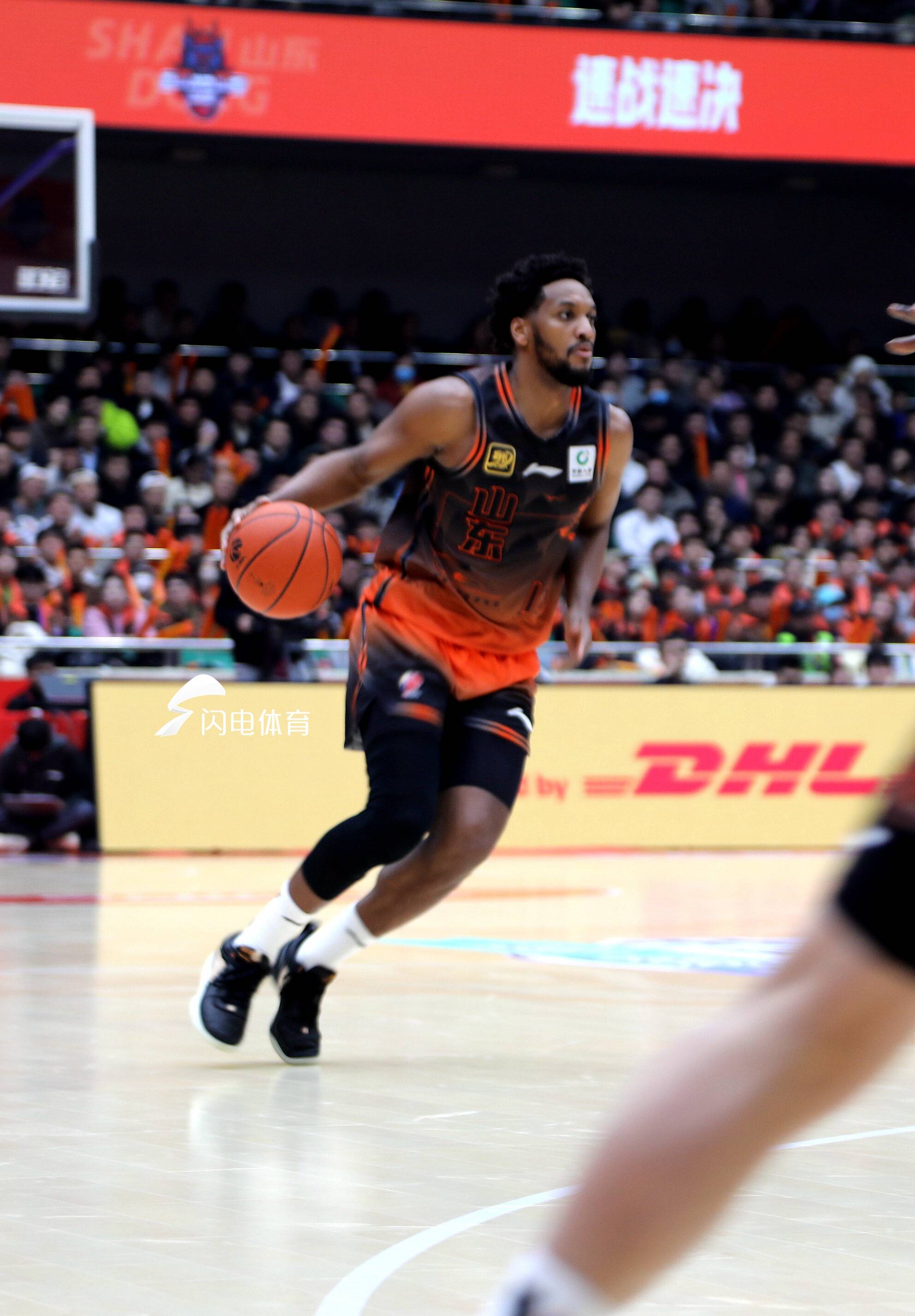 山东男篮在比赛中爆发力量，实现逆袭