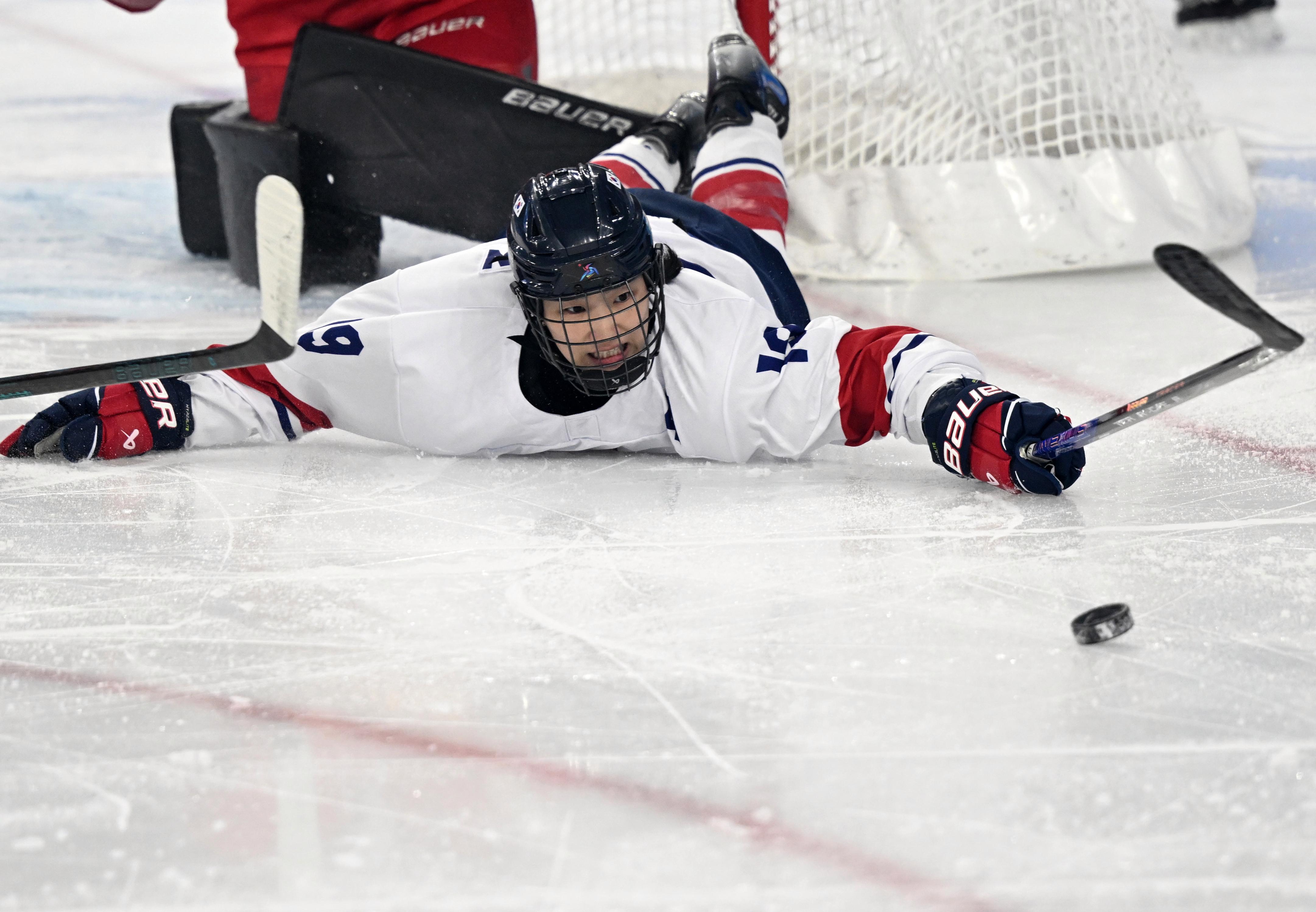 开云体育登录-韩国选手突围冰球赛：霸气庆祝夺冠