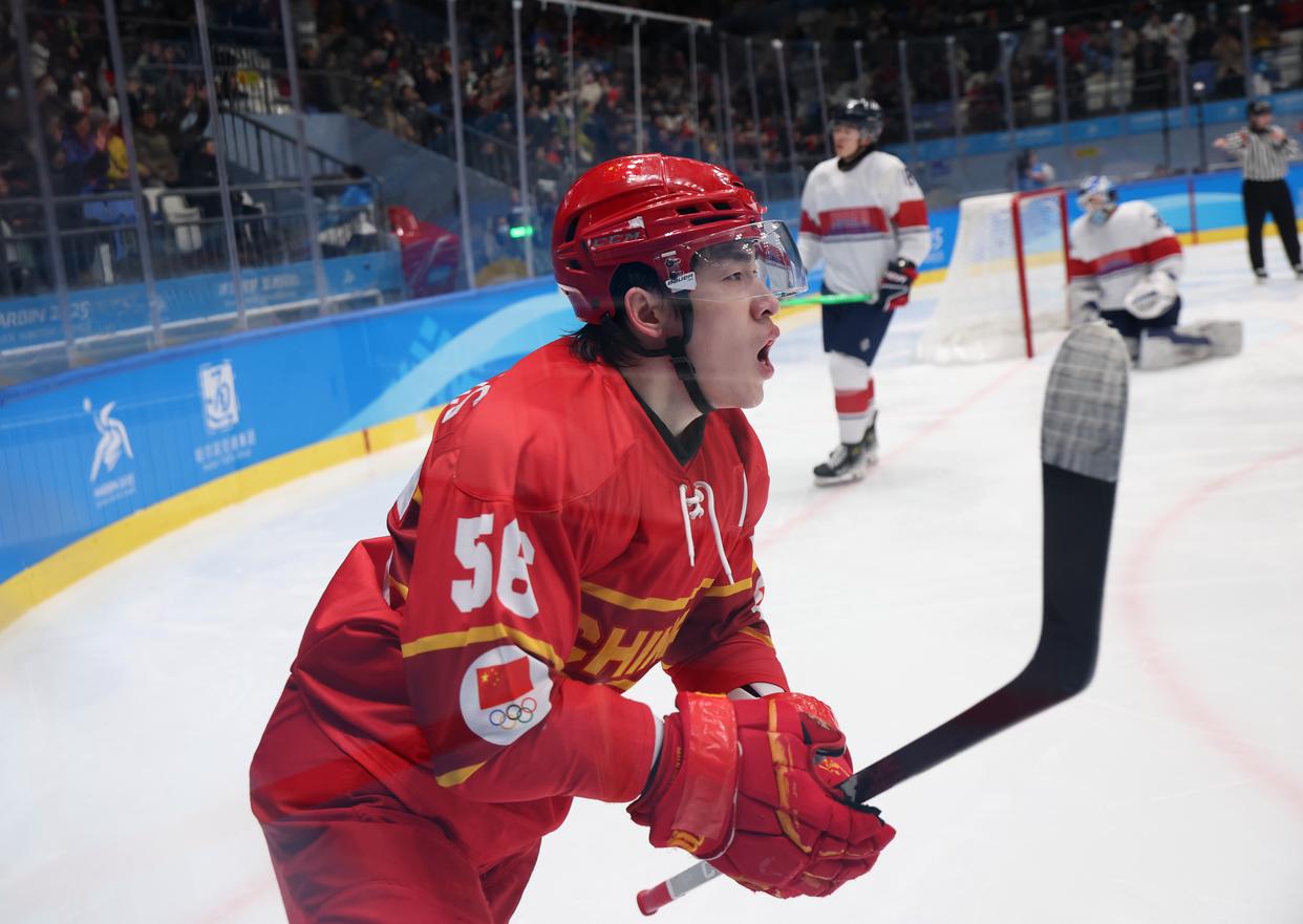 韩国选手突围冰球赛:霸气庆祝夺冠 韩国选手突围冰球赛:霸气庆祝夺冠