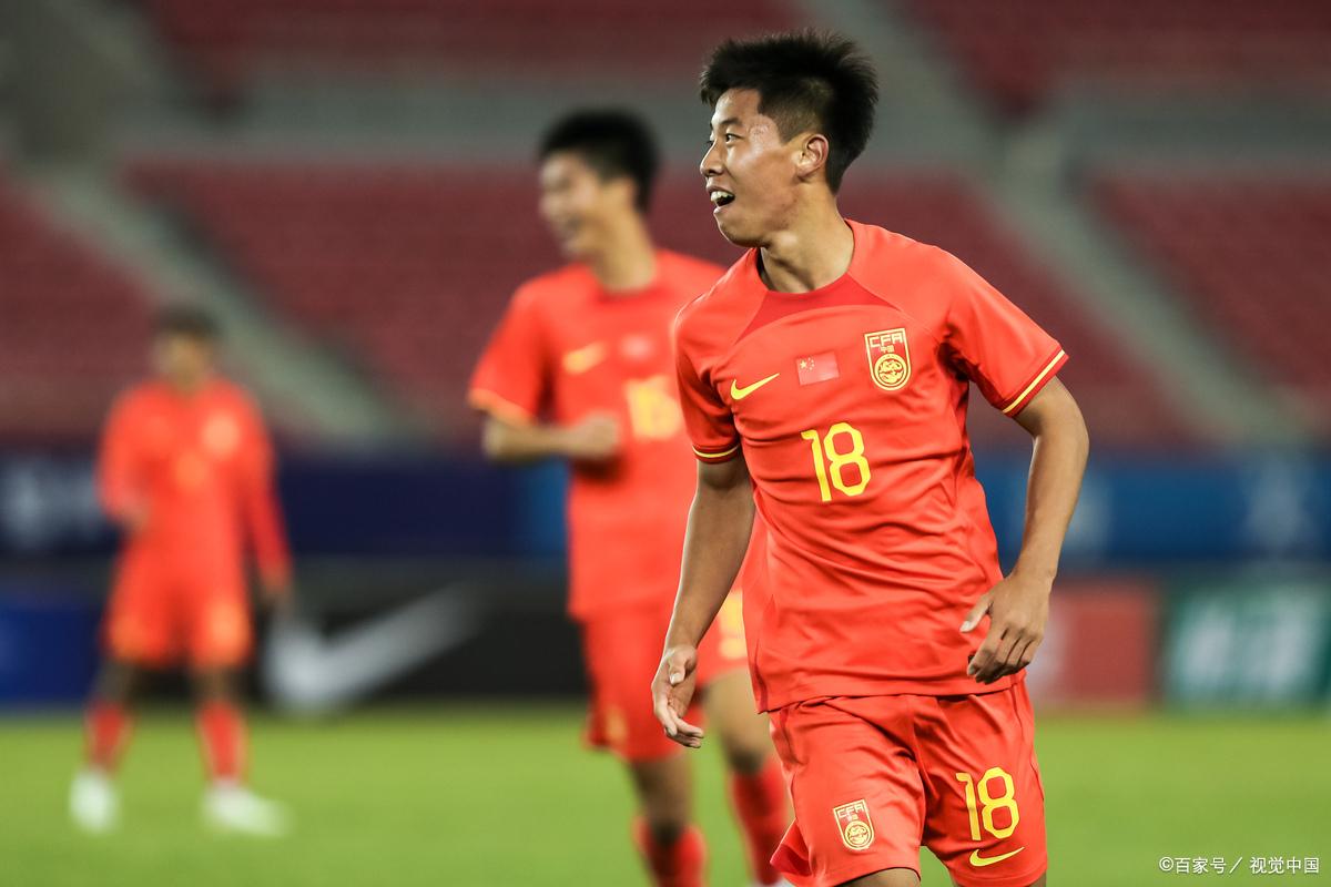 球迷狂欢,球队取得关键胜利跻身前列 球迷狂欢,球队取得关键胜利跻身前列