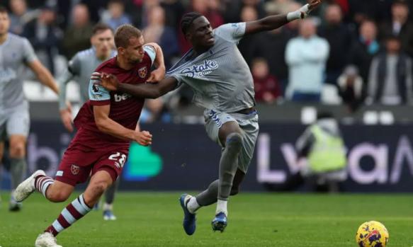 关于埃弗顿球员因伤缺席比赛，球队实力受损的信息