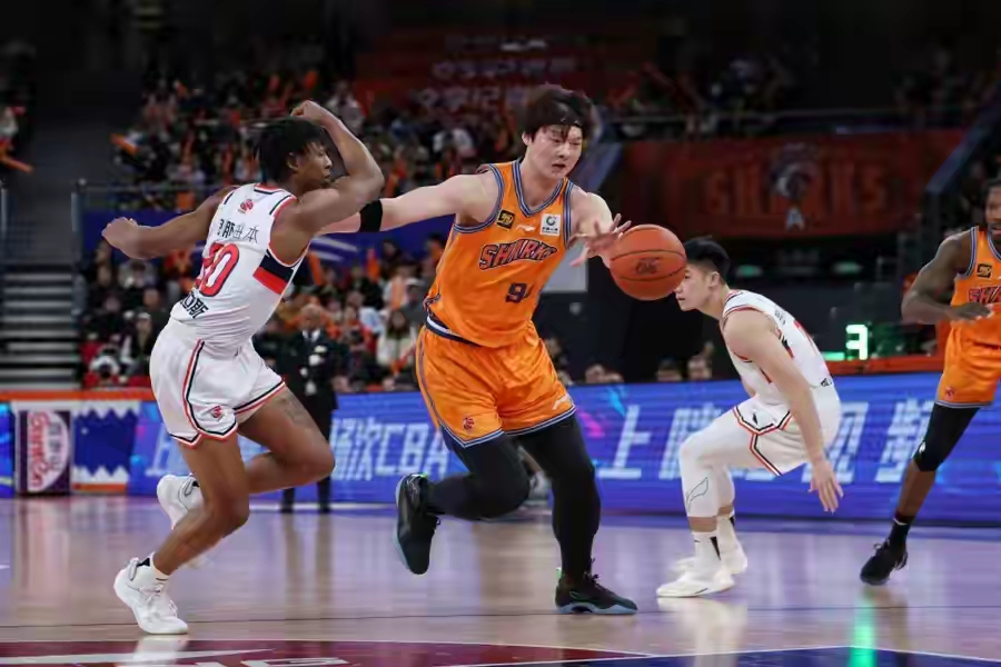 开云体育在线-广东男篮连胜目标明确，备战总决赛气势如虹！