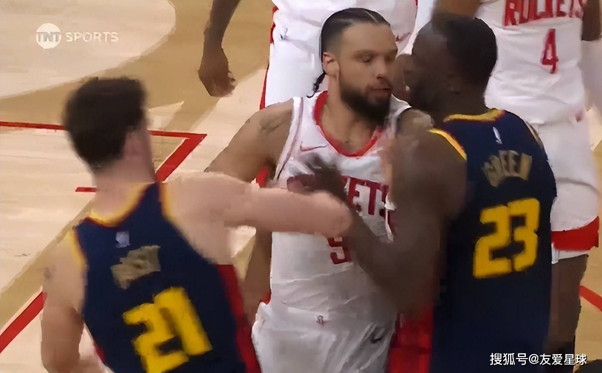 开云体育网页版-球场险情！球员对战过程中发生推搡冲突