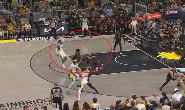 球场险情！球员对战过程中发生推搡冲突