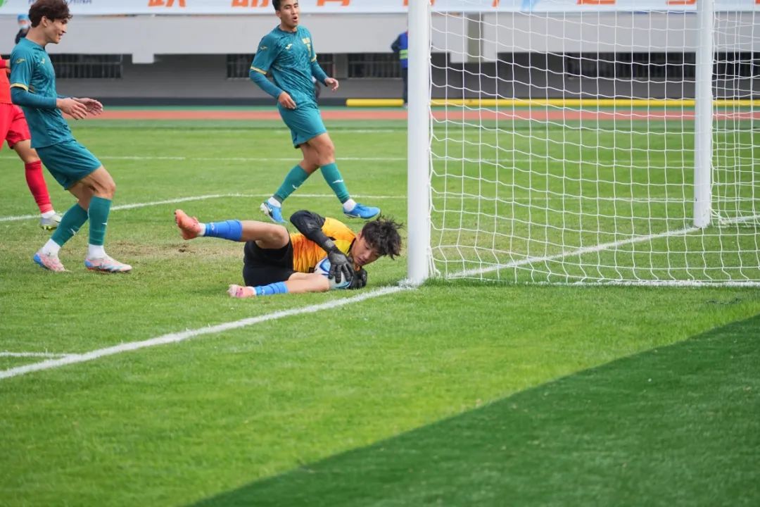 赛场上一名球员头球攻门得手，实力惊人