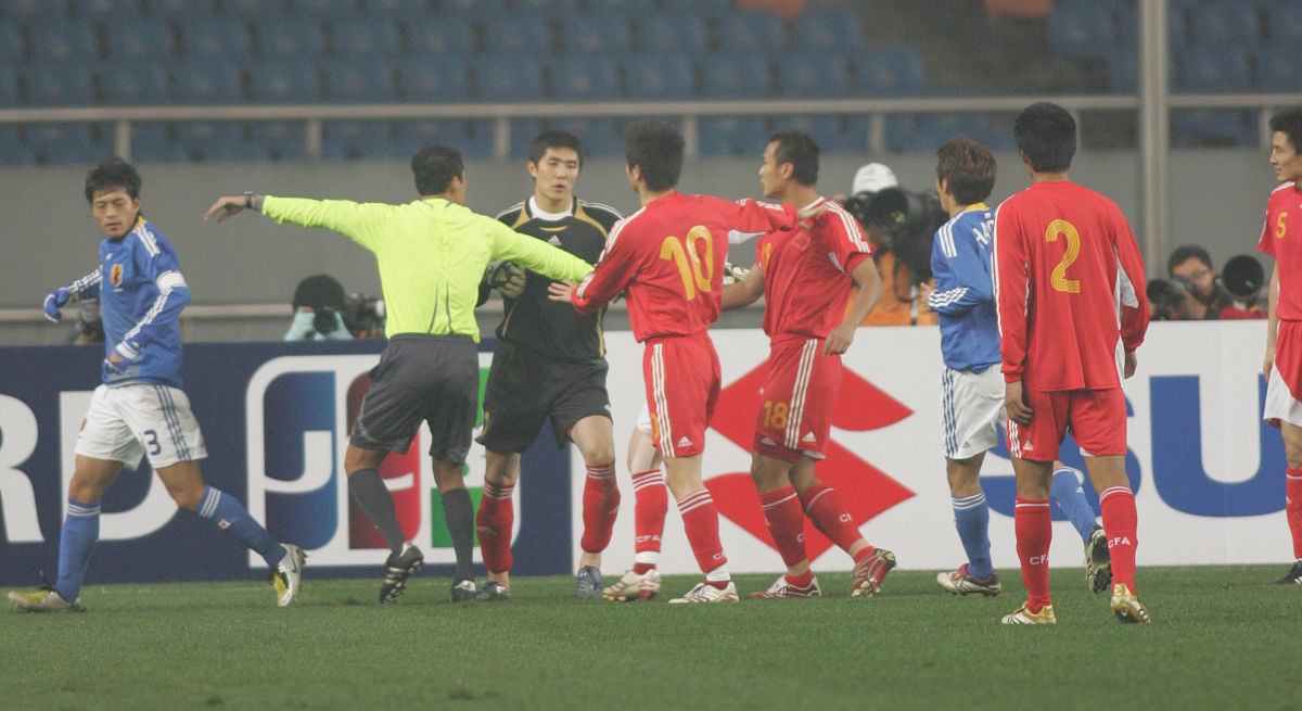 两支实力相当的球队在比赛中互相拼搏 两支实力相当的球队在比赛中互相拼搏