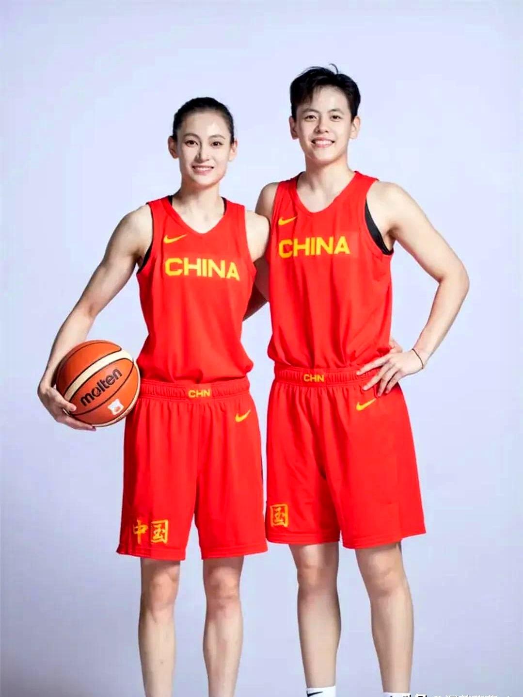 球员们相互支持鼓励,团队合作精神令人感动 球员们相互支持鼓励,团队合作精神令人感动