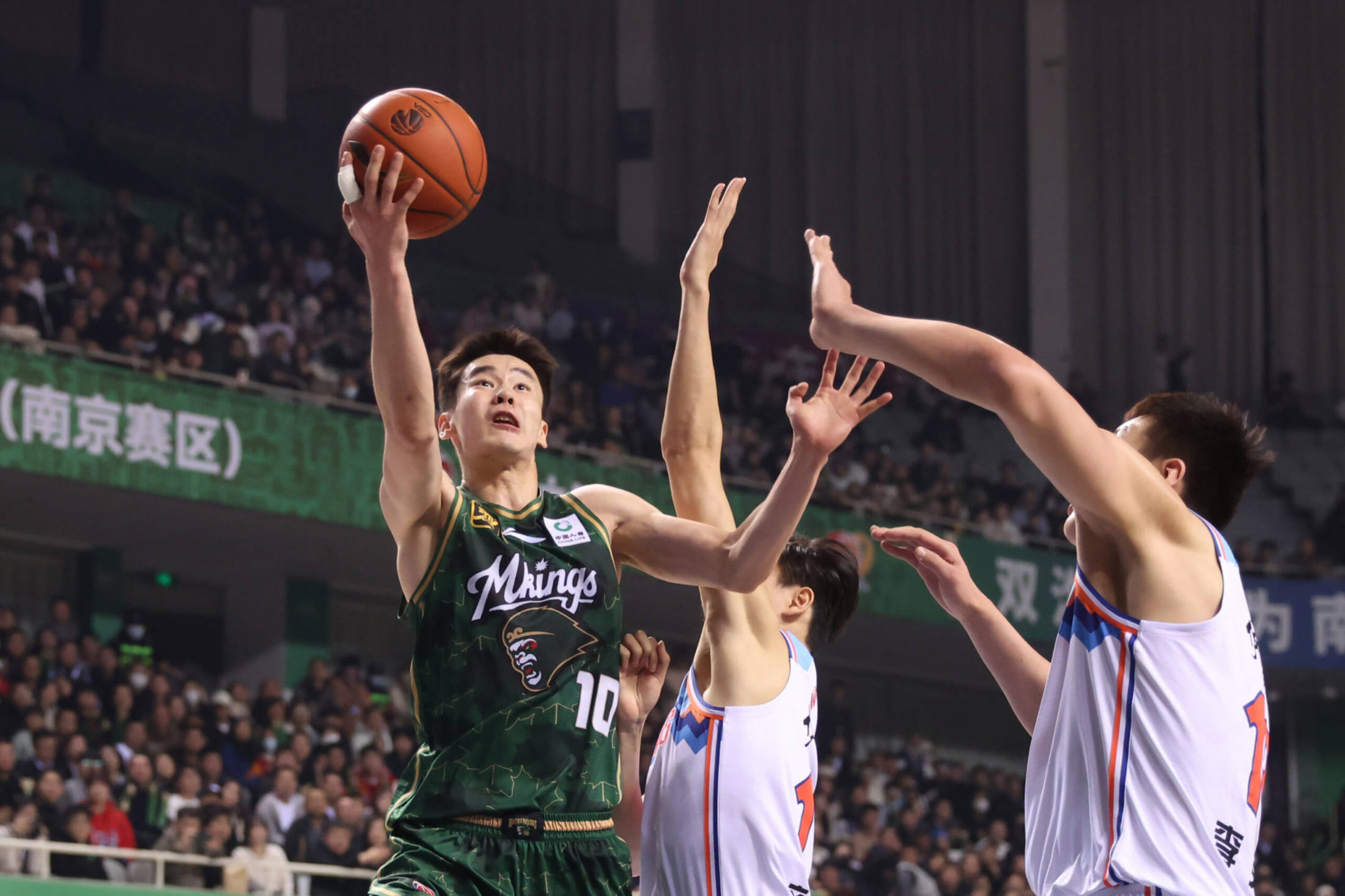 队员们全力以赴,迎战强劲对手 队员们全力以赴,迎战强劲对手