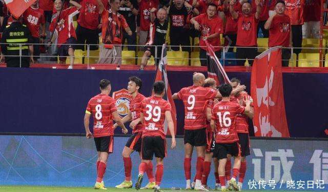 球队新引援表现出色,助力球队豪取连胜 球队新引援表现出色,助力球队豪取连胜