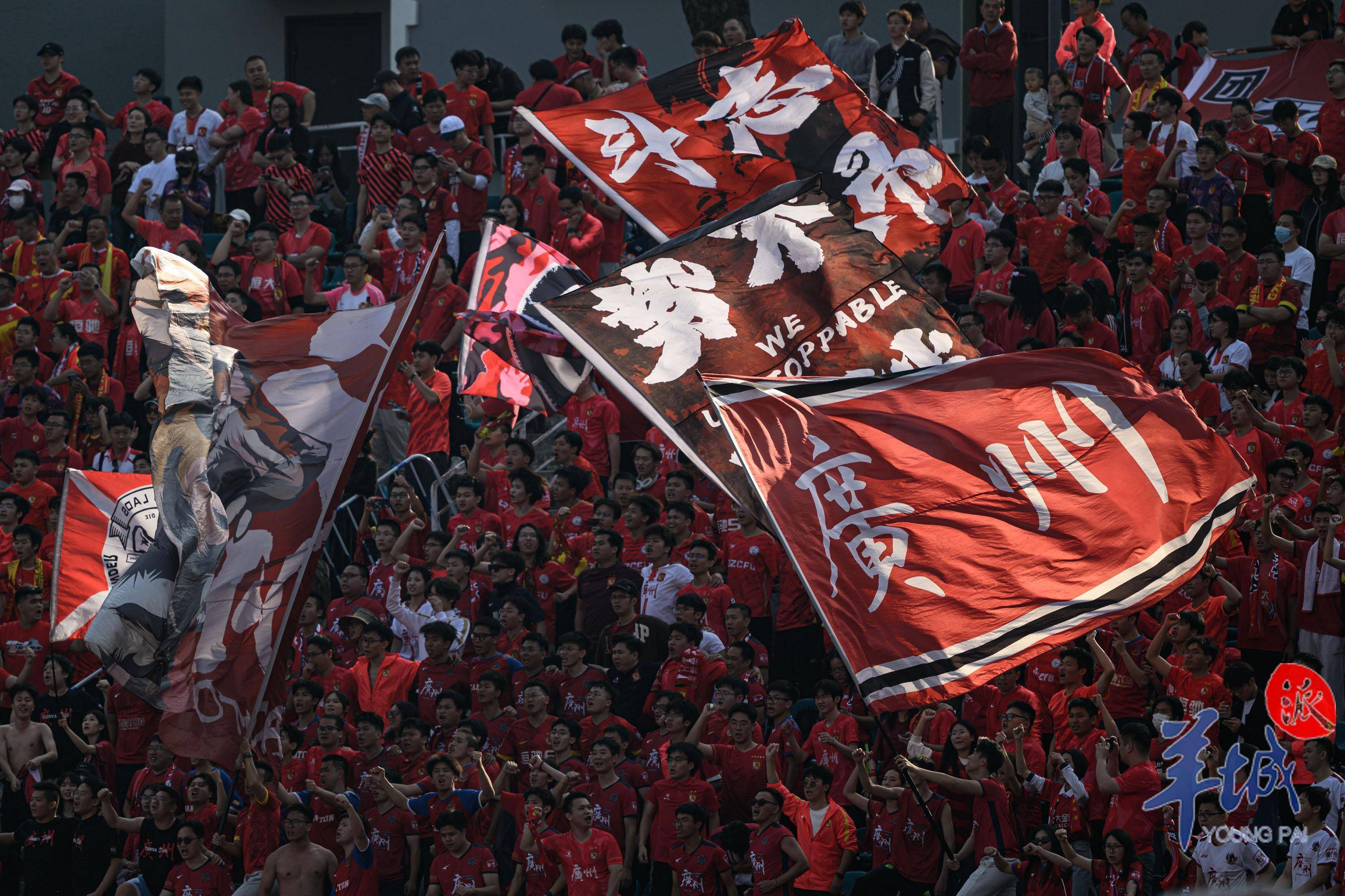 观众争相入场为喜爱球队助威 观众争相入场为喜爱球队助威