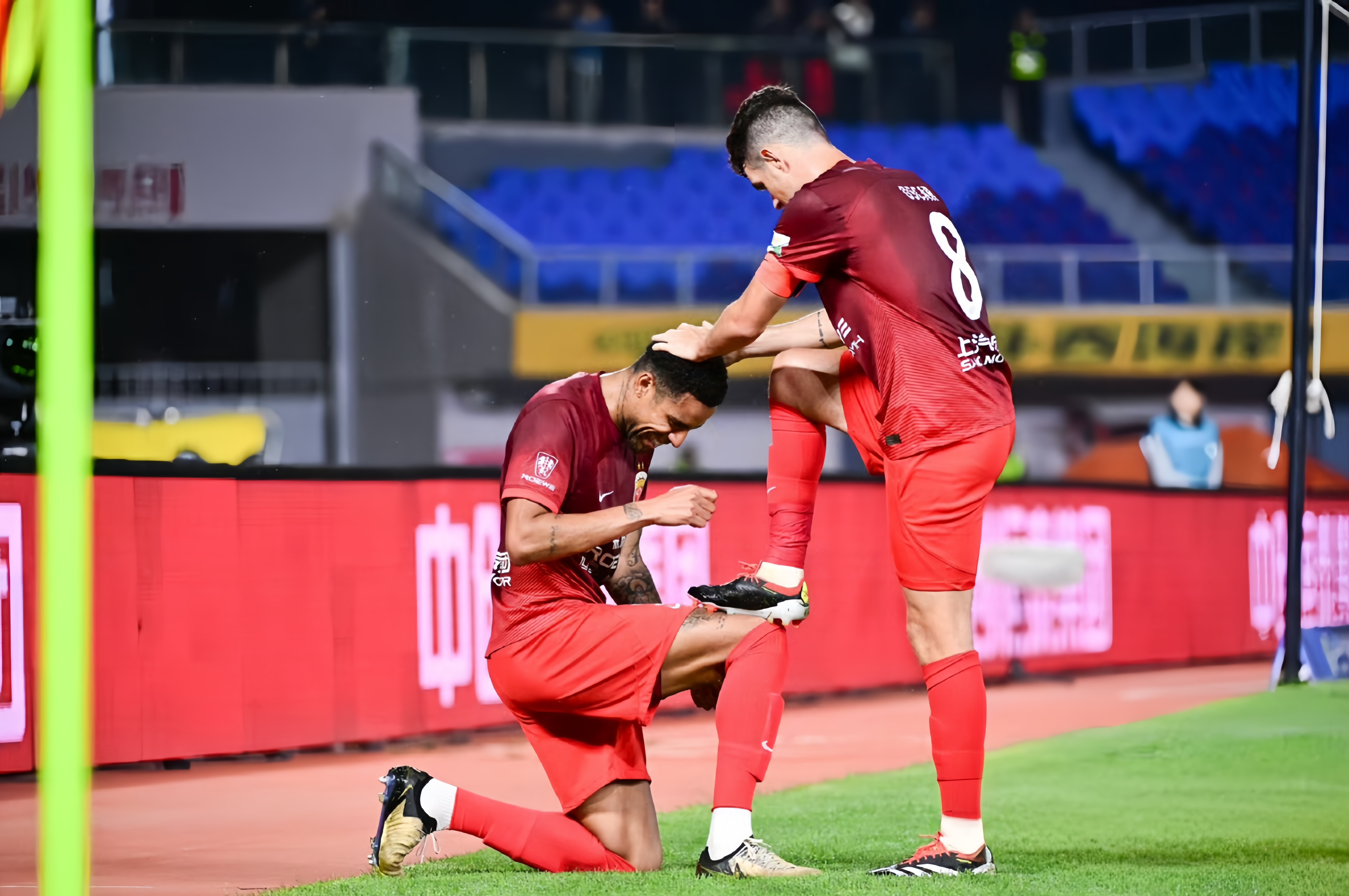 开云体育官网-包含蒂莱替补进球得分，帮助球队战胜对手的词条