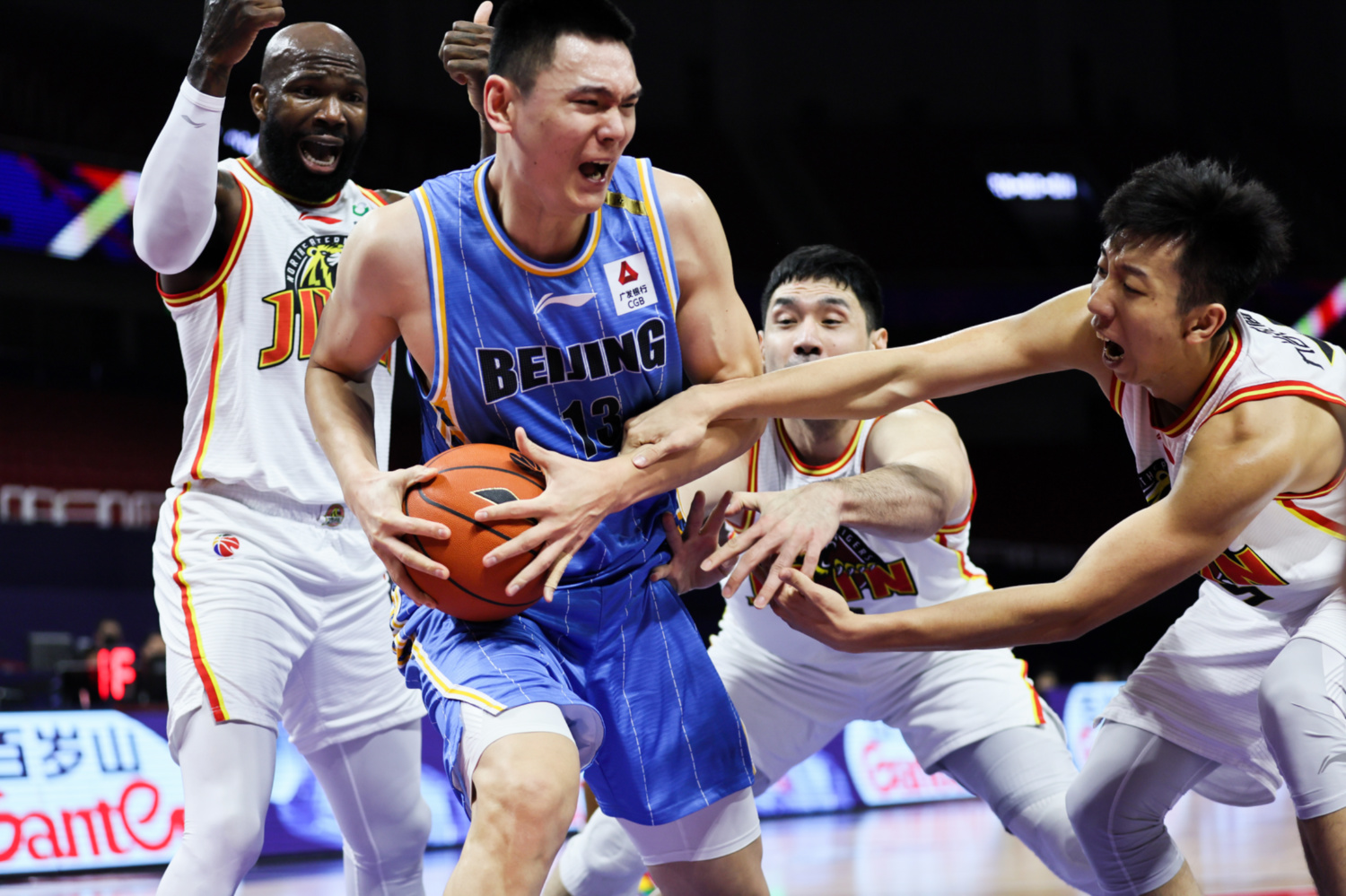 球员们为争胜而拼尽全力,赛事难分胜负 球员们为争胜而拼尽全力,赛事难分胜负