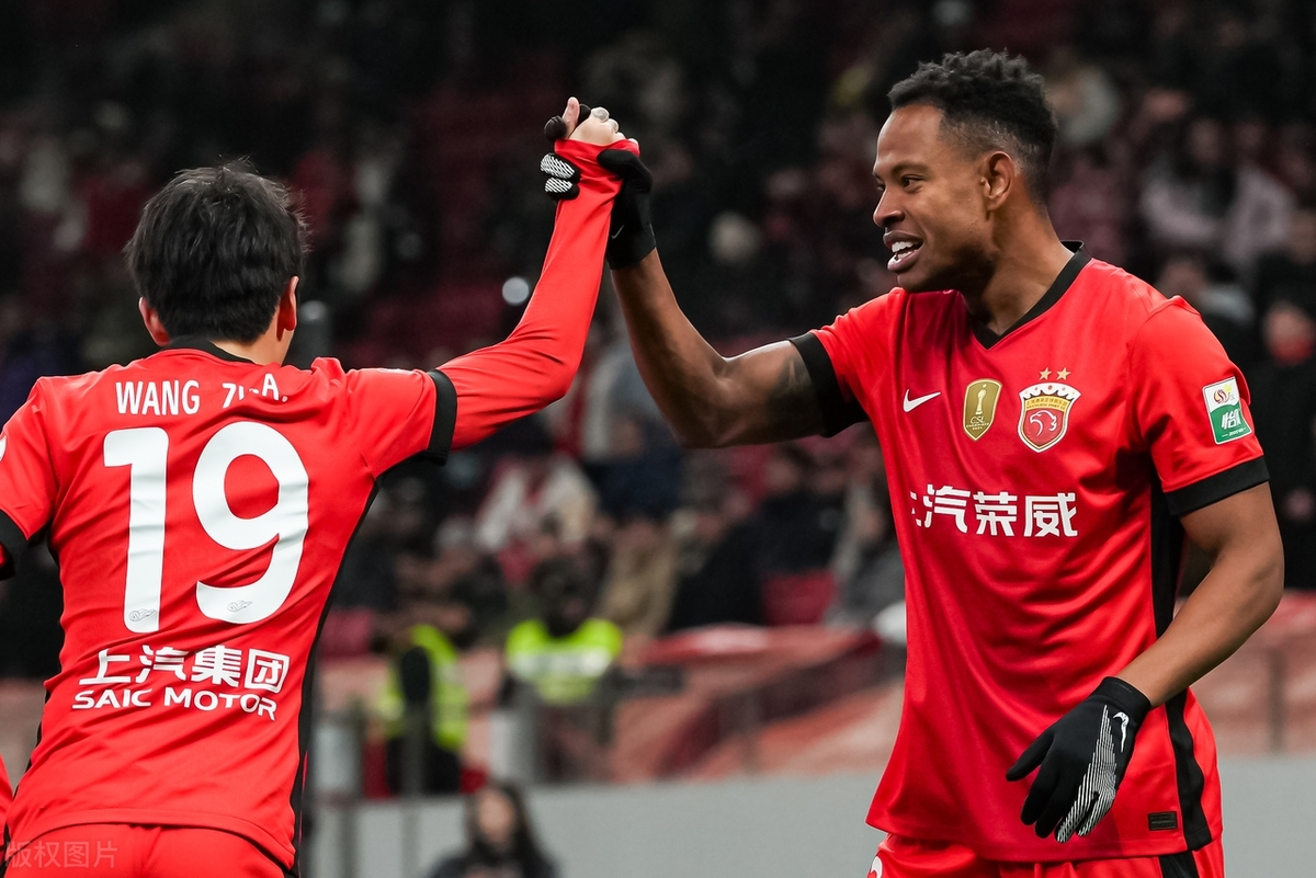 上港轻取对手，继续领跑中超